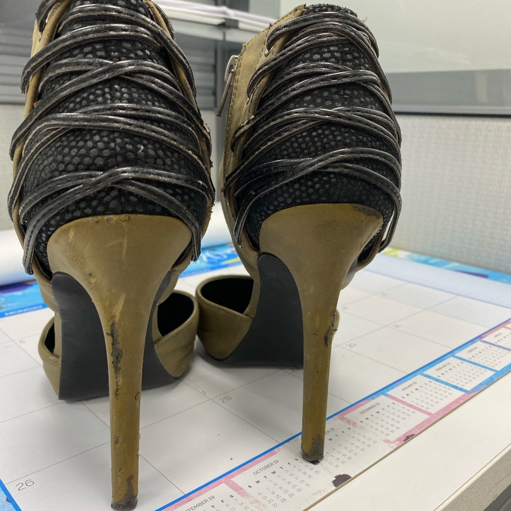 Heels - Picture 5 of 7